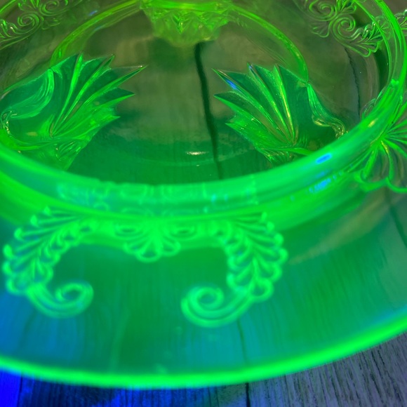 Vtg Uranium Glass Lidded Cheese Tray - Candy Dish - Picture 8 of 9